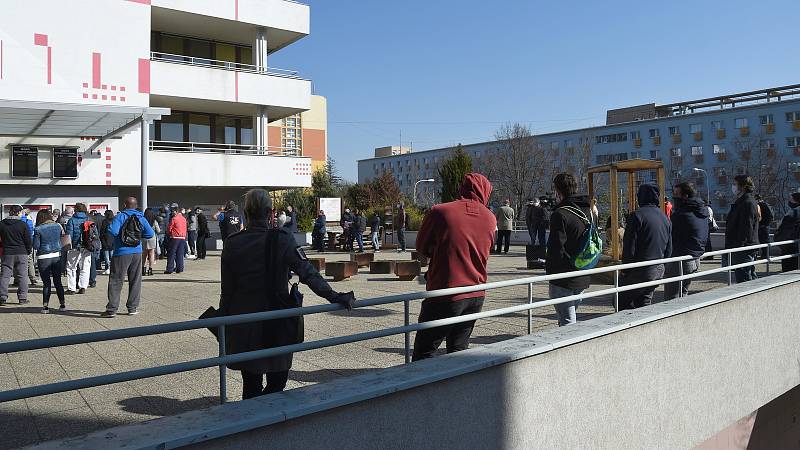 Situace před budovou brněnského magistrátu v Kounicově ulici - fronta před registrem řidičů a vozidel.