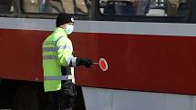 Brno 2.4.2020 - policista v roušce řídí dopravu v křižovatce ulic Veveří a Kotlářská