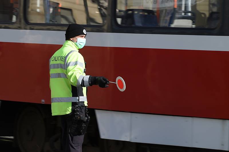 Brno 2.4.2020 - policista v roušce řídí dopravu v křižovatce ulic Veveří a Kotlářská