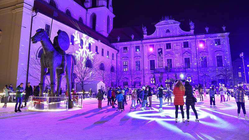 Na brněnském Moravském náměstí si lidé poprvé zabruslili na novém kluzišti.