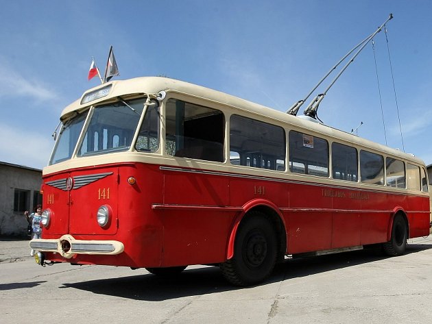 Výročí 70 let trolejbusů z Brna do Šlapanic. Linku vítala opentlená ulice