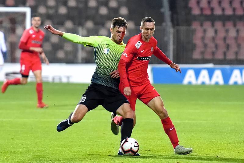 Domácí FC Zbrojovka Brno v červeném proti 1. SK Prostějov.
