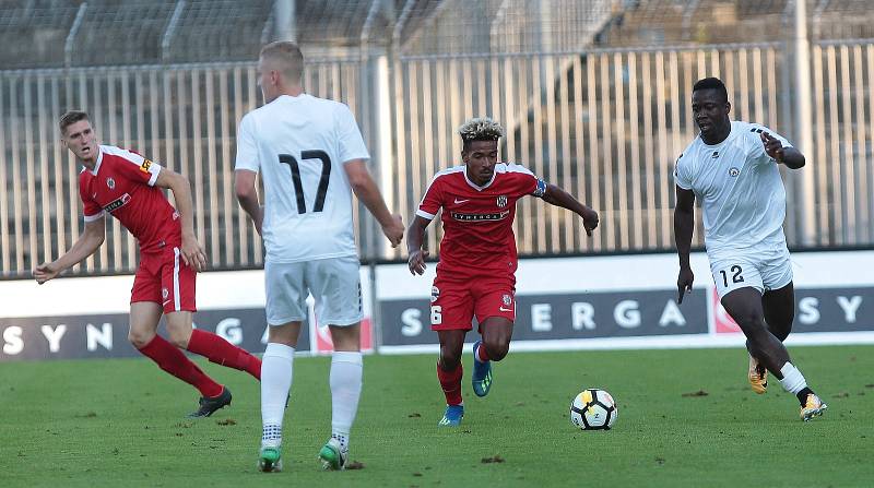 Zápas Zbrojovky proti MFK Vyškov. Na snímku  Bartolomeu (Brno) a Tijani (VY).