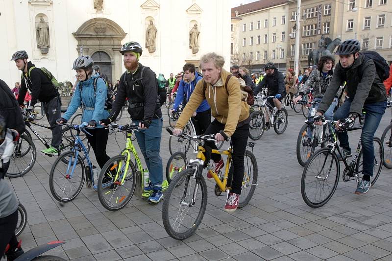 Téměř pět stovek mužů, žen a dětí v pátek vyrazilo z Moravského náměstí na první letošní cyklojízdu.