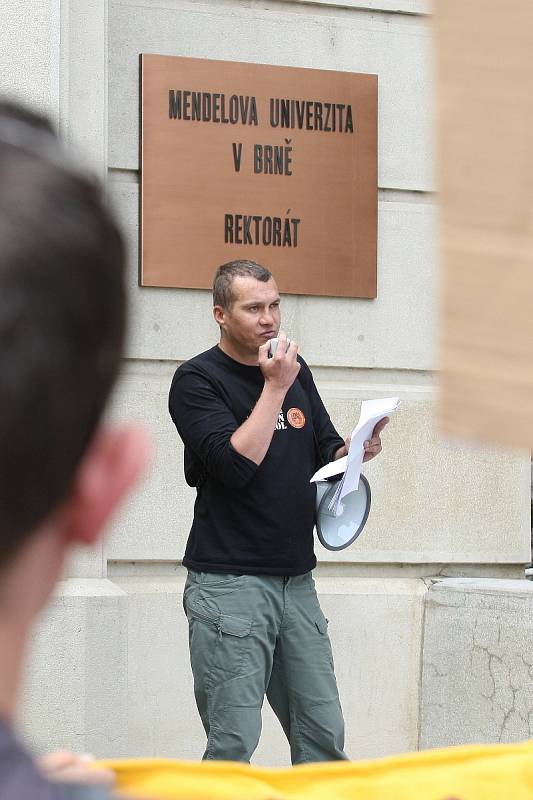 Demonstrace přibližně osmdesáti lidí proti přednášce lovkyně Michaely Fialové na Mendlově univerzitě. V protestech chtějí pokračovat, hovořili také o připravované petici a stížnosti, kterou chtějí adresovat ministerstvu školství.