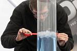 Jak se fyzik ztrácí v mlze? Dokáže občanský průkaz udržet vodu v skleničce obrácené vzhůru dnem? Na tyto i další otázky divákům odpověděli v pátek odpoledne členové Úžasného divadla fyziky ÚDIF.
