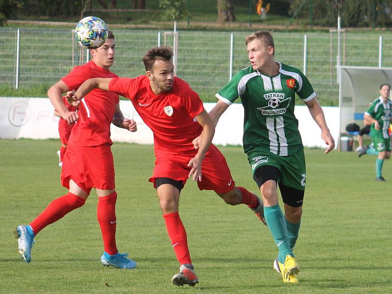 Fotbalisté Bohunice (červené dresy) obdrželi v sedmém kole krajského přeboru s Rousínovem čtyři branky, tentokrát udrželi nulu.