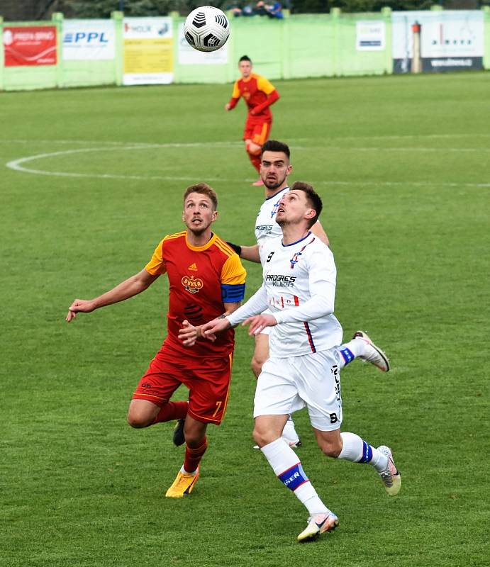 Líšeňští fotbalisté (v bílém) porazili pražskou Duklu 3:0.