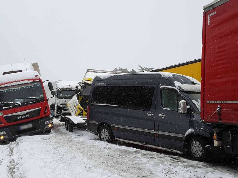 Dopravu na D1 zastavily hromadné dopravní nehody.