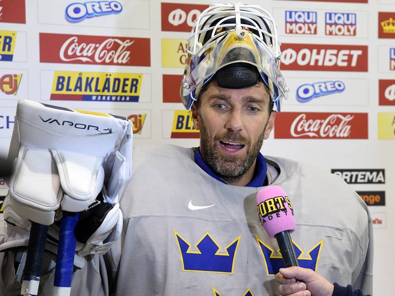 Hráči při rozbruslení - Henrik Lundqvist.