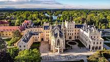 Zámek v Lednici, park i minaret vypadají kouzelně v každé roční i denní době. Západ slunce dodává oblíbeným panoramatům tajemný nádech.