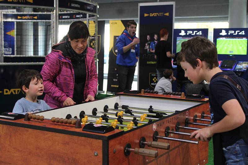 Nejrůznější druhy sportu, které se hrají ve stoje, vsedě i vleže, si mohli vyzkoušet návštěvníci festivalu Life! na brněnském výstavišti.