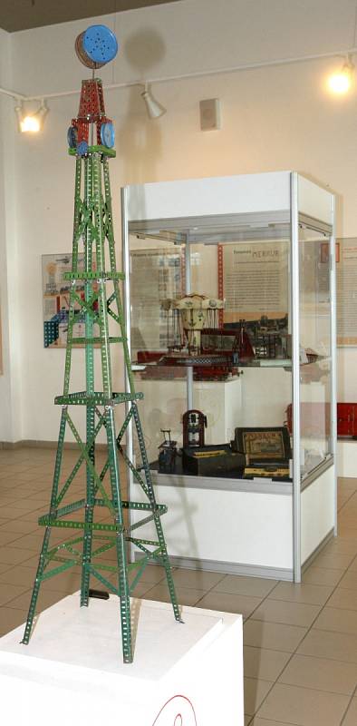 Přes patnáct set kilogramů váží exponáty ze stavebnice Merkur na nové výstavě brněnského technického muzea.