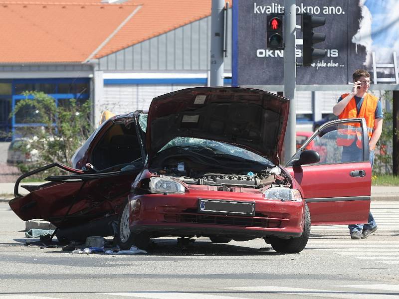 Tři zranění si vyžádala dopravní nehoda v brněnské Líšni. Dvě osobní auta se střetla na křižovatce ulic Novolíšeňská a Jedovnická.