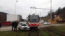 Nehoda auta s tramvají v Brně. Ilustrační foto.