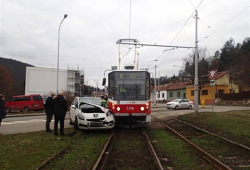 Nehoda auta s tramvají v Brně. Ilustrační foto.