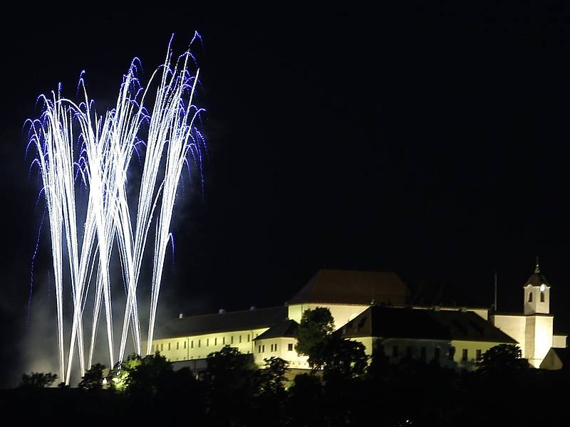 Ohňostrojem Slavkovské slunce od skupiny Theatrum Pyroboli začala ve čtvrtek v půl jedenácté večer nad hradem Špilberk tradiční přehlídka Ignis Brunensis.