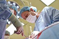 Fakultní nemocnice Brno se zapsala do dějin medicíny. Tamní ortopedové v pátek jako první na světě voperovali patnáctileté dívce páteř korigující implantát. Značně jí tak pomohli s léčbou skoliózy.