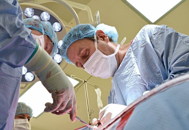 Fakultní nemocnice Brno se zapsala do dějin medicíny. Tamní ortopedové v pátek jako první na světě voperovali patnáctileté dívce páteř korigující implantát. Značně jí tak pomohli s léčbou skoliózy.