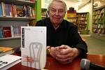 Spisovatel Pavel Kohout se v pátek odpoledne podepisoval Brňanům v nově otevřeném knihkupectví Librex 06.
