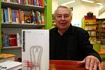 Spisovatel Pavel Kohout se v pátek odpoledne podepisoval Brňanům v nově otevřeném knihkupectví Librex 06.