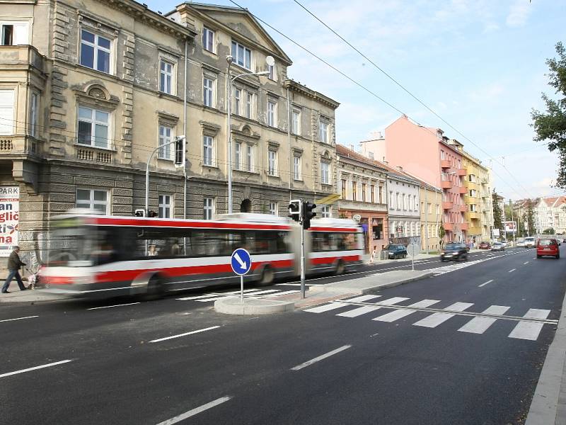 Patnáct měsíců oprav v brněnské Pionýrské ulici skončilo. Už se po ní znovu prohánějí řidiči se svými auty..