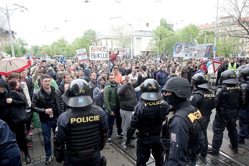 Prvomájový pochod příznivců Dělnické mládeže v Brně.