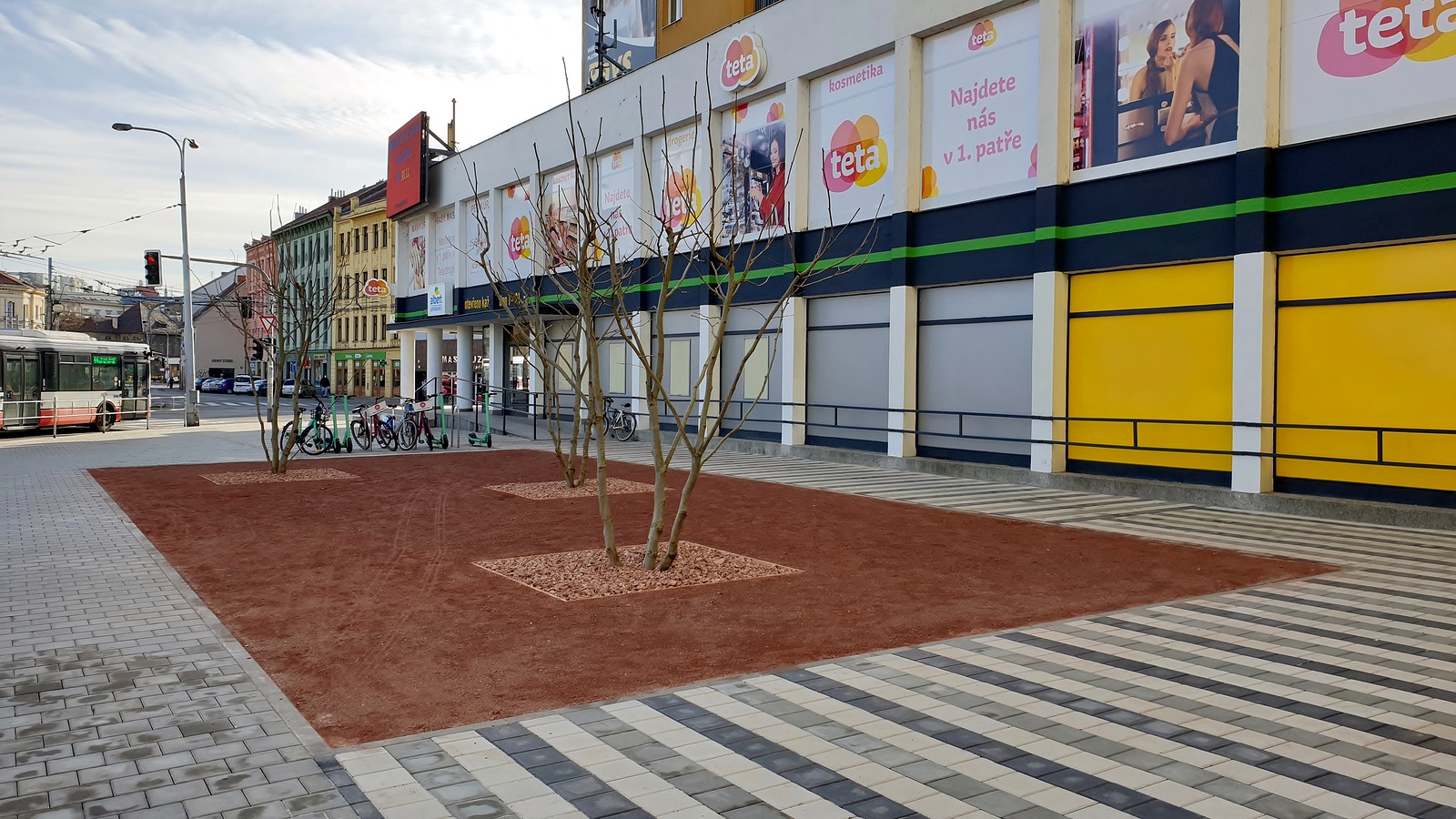 Pruhovaná plocha se stromy: první krok k novému Mendlovu náměstí v Brně -  Brněnský deník