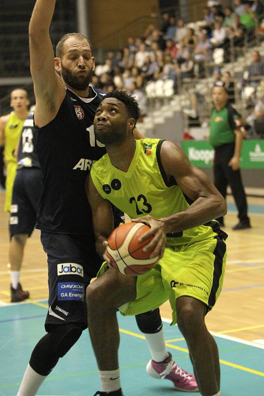 Basketbalisté mmcité (ve žlutém) čekají na první výhru v novém ročníku domácí nejvyšší soutěže. Ve druhém kole doma podlehli Děčínu 79:90.