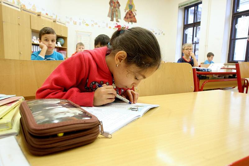 Brněnská základní a mateřská škola ve Staňkově ulici spojuje děti různých národností z víc než třiceti zemí po celém světě.