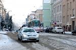 Čtvrteční ráno se v Brně neslo ve znamení hustého sněžení a bílé pokrývky. Chodci se museli vypořádat s klouzajícími chodníky, řidiči zase museli být opatrní na silnicích.