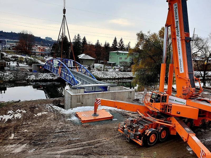 Stavbaři v úterý ráno umisťovali lávku pro pěší přes řeku Svitavu u Tomkova náměstí v Brně.