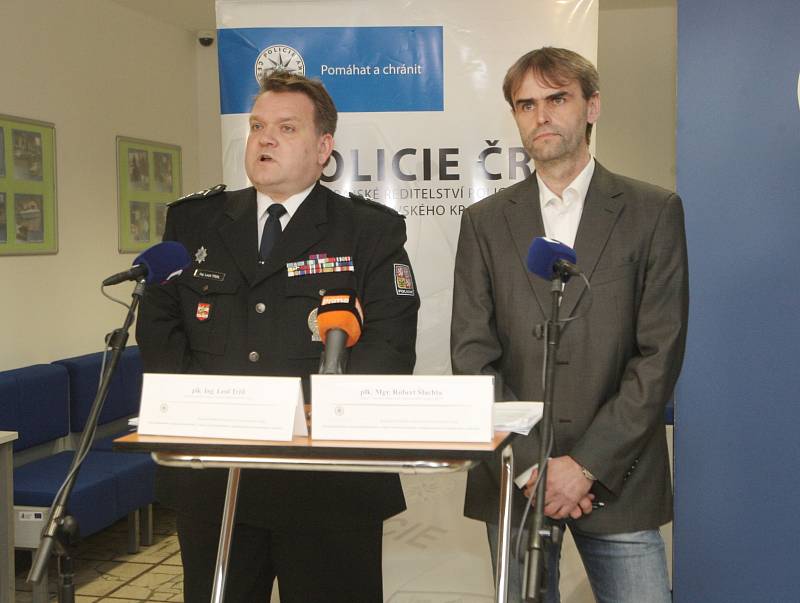 Na snímku ředitel Krajského ředitelství PČR JMK Leoš Tržil (vlevo) a tehdejší ředitel Útvaru pro odhalování organizovaného zločinu Robert Šlachta.