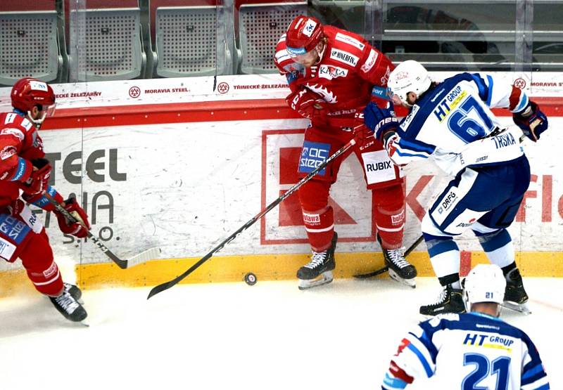 Hokejisté Komety Brno (v bílém) se představili ve 40. extraligovém kole na ledě Třince.