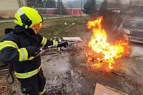 Noví hasiči absolvovali část nástupního odborného výcviku v Tišnově.