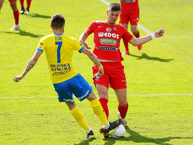 Brněnští fotbalisté (v červeném) doma jen remizovali s Teplicemi 0:0.