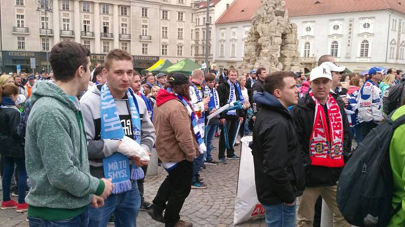 Hokejoví fanoušci Komety Brno opět zaplnili Zelný trh. Přišlo jich ještě víc než na páteční promítání na velkoplošných obrazovkách.