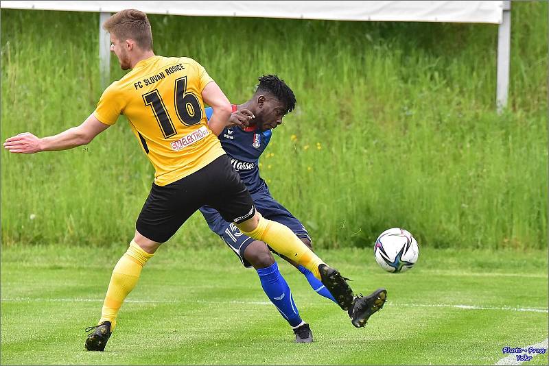 Rosičtí fotbalisté (ve žlutém) vyhráli v Blansku 1:0.