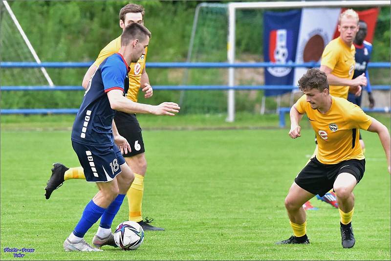 Rosičtí fotbalisté (ve žlutém) vyhráli v Blansku 1:0.