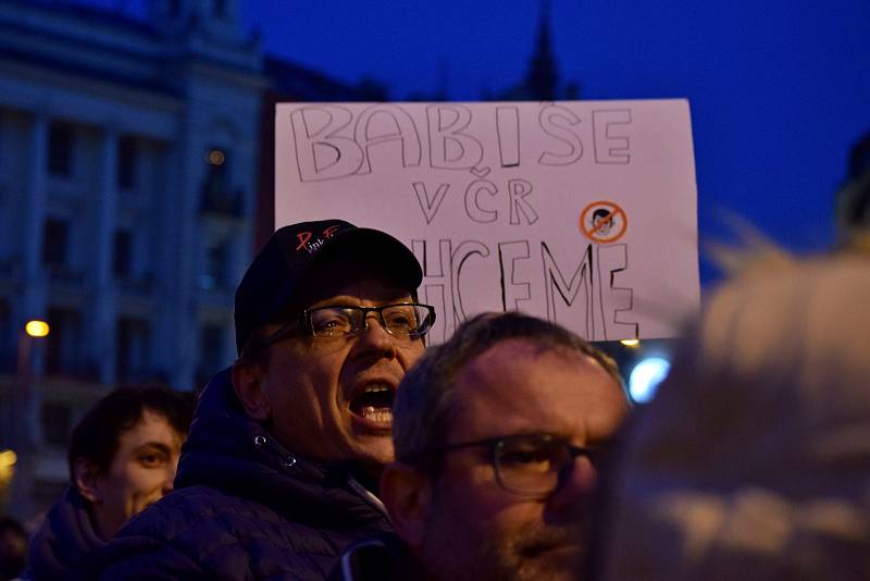 Tisíce lidí protestovaly na náměstí Svobody v Brně proti Zdeňkovi Ondráčkovi, přezdívanému mlátička.