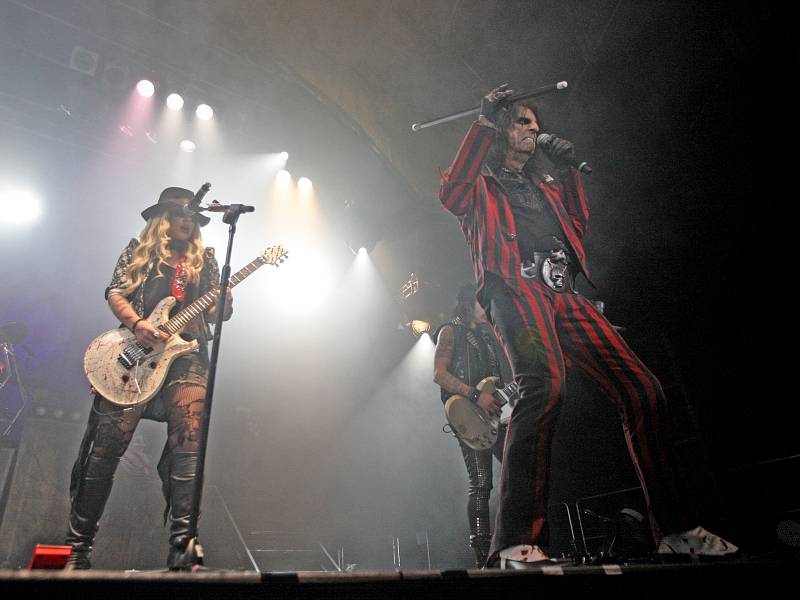 Americký zpěvák Alice Cooper vystoupil v pátek večer v brněnské Kajot Areně. 