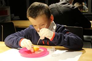 Zajímavé chemické pokusy s potravinami dělaly v sobotu odpoledne děti v brněnském Vida! centru.