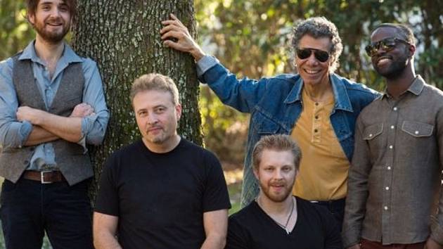 Do kapely přizval Chick Corea (druhý zprava) špičkové instrumentalisty: na bicí hraje Marcus Gilmore, na baskytaru Hadrien Feraud, na saxofon další Coreův oblíbenec Tim Garland a na kytaru nový objev z Los Angeles, Charles Altura. 