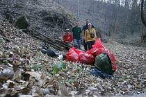 Plastové lahve, staré pneumatiky i použité injekční stříkačky našli dobrovolníci při letošním čištění 211 kilometrů břehů řeky Moravy a jejích přítoků. 