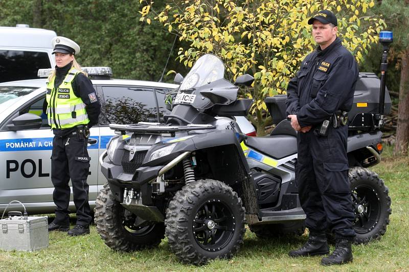 V areálu rozvodny v Sokolnicích na Brněnsku ve středu cvičili zásahy vojáci, policisté a záchranáři Českého červeného kříže.