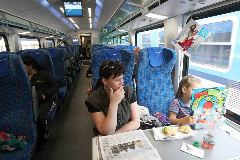 České dráhy poprvé vypustily na trať své nové soupravy railjet, které spojí Prahu s Vídní. Zatím jen ve zkušebním provozu.