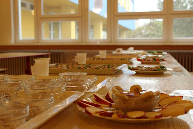 Žáci na brněnské základní škole Horní se učili připravovat zdravé svačiny. Projektový den byl součástí celorepublikové akce Pestrá strava. Na děti dohlížela výživová poradkyně.