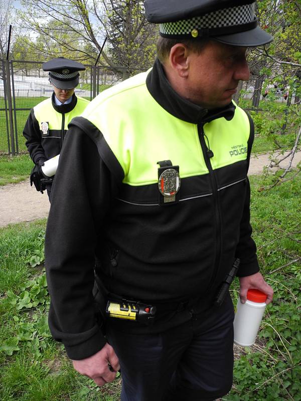 Akce Jehla v Brně. Strážníci hledali na veřejných místech použité injekční stříkačky.