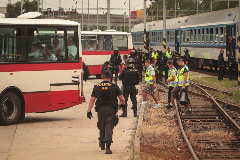 S půlhodinovým zpožděním přijeli na vlakové nádraží v brněnské Slatině fanoušci fotbalového klubu Baník Ostrava. Na slatinském nádraží vlak, který o půl jedné vyjížděl z Bohumína, zastavoval mimořádně kvůli nim.