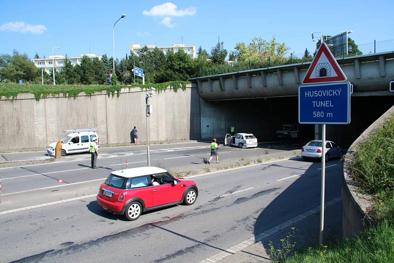 Od tří hodin odpoledne je neprůjezdný Husovický tunel, který zablokovala nehoda dvou osobních aut.